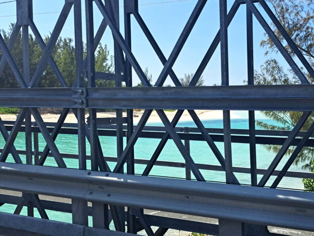 Brücke zuwischen Spansih Wells und Russell Island