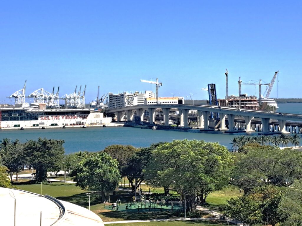 Dach Frozen Bruecke und Hafen
