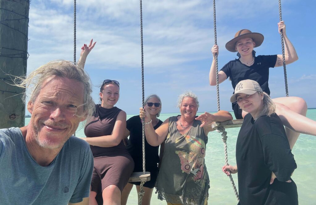 Die Crew Joline auf der Schaukel