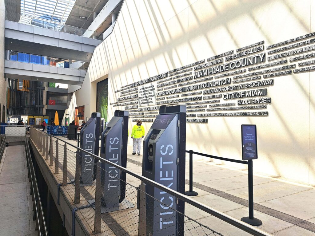 Ticketschalter im Eingangsbereich des Frost