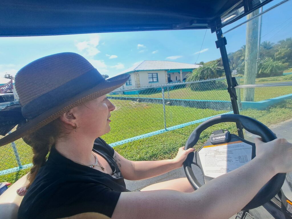 Celine ist die Fahrerin für den Tag und macht es richtig gut. Golfcar fahren macht Spass