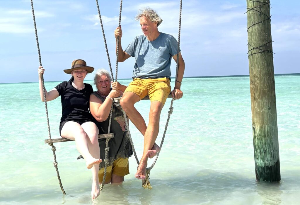 Fam Guertler auf der Schaukel