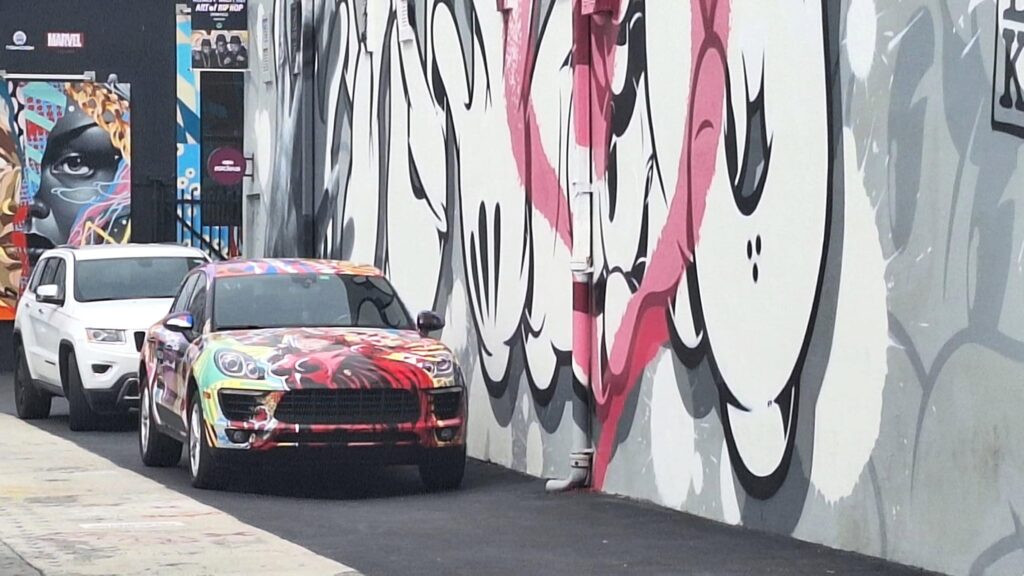 Gestaltetes Auto vor Wand