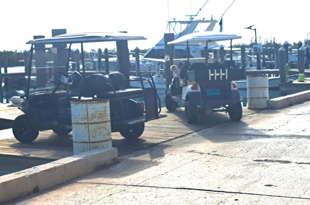 Golfcart am Hafen von Spanish Wells – ein typisches Transportmittel auf der Insel Eleuthera
