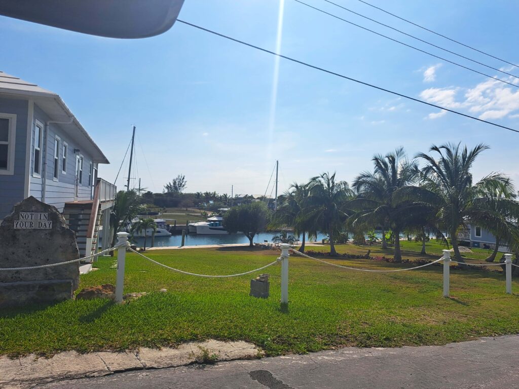 Beide Inseln sind mit einer Wasserstraße verbunden