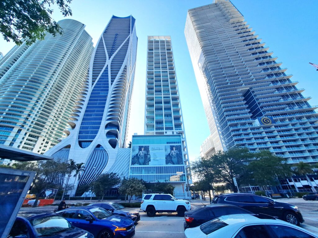 Hochhausvarianten mit Werbetafel