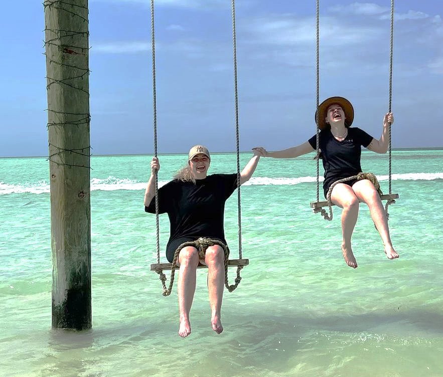 Kristin und Celine auf der Schaukel