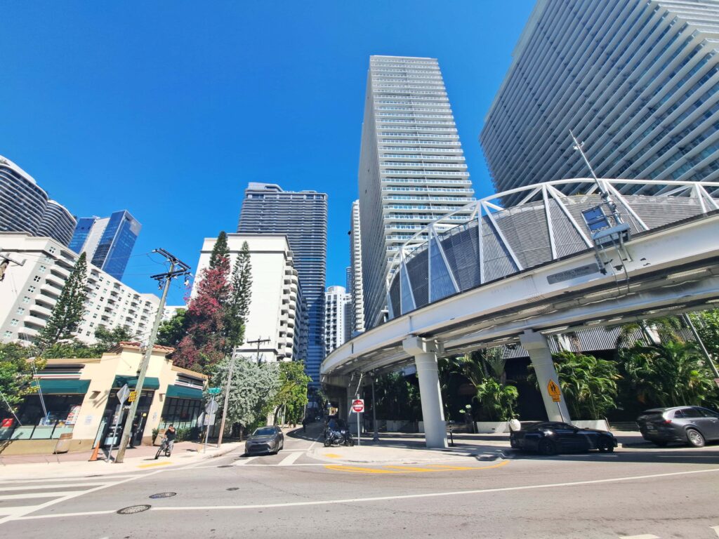 Metromovertrasse vor Hochhaeusern