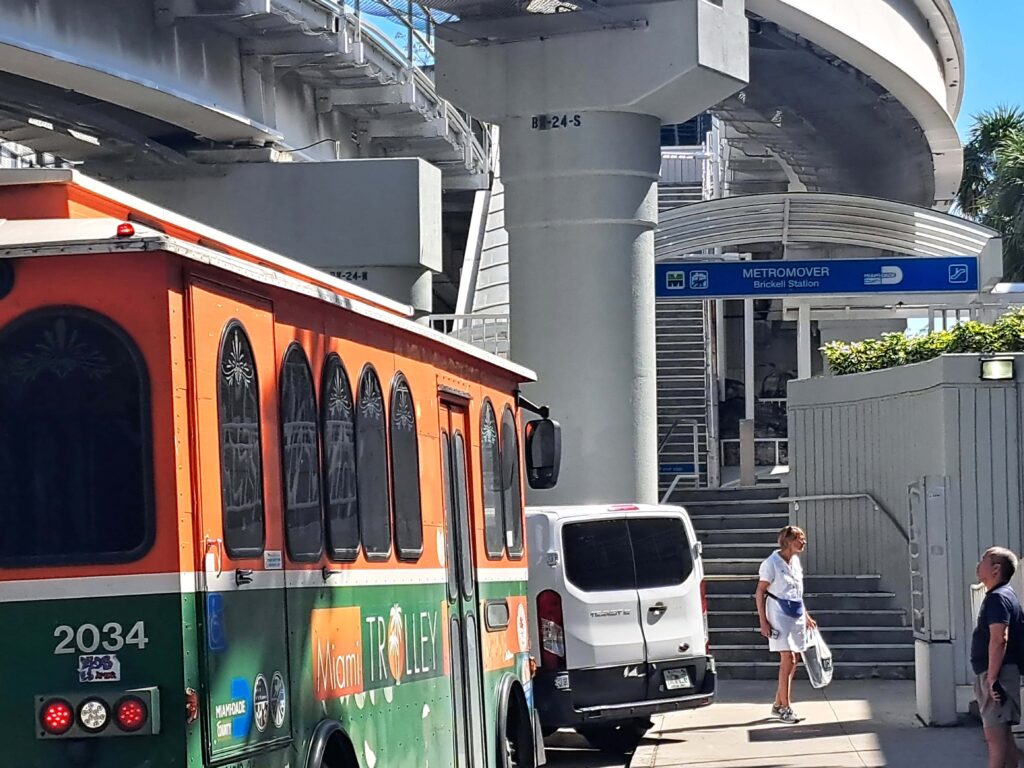 Mit dem Trolley zum Metromover