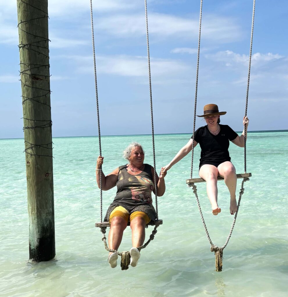 Petra und Celine auf der Schaukel