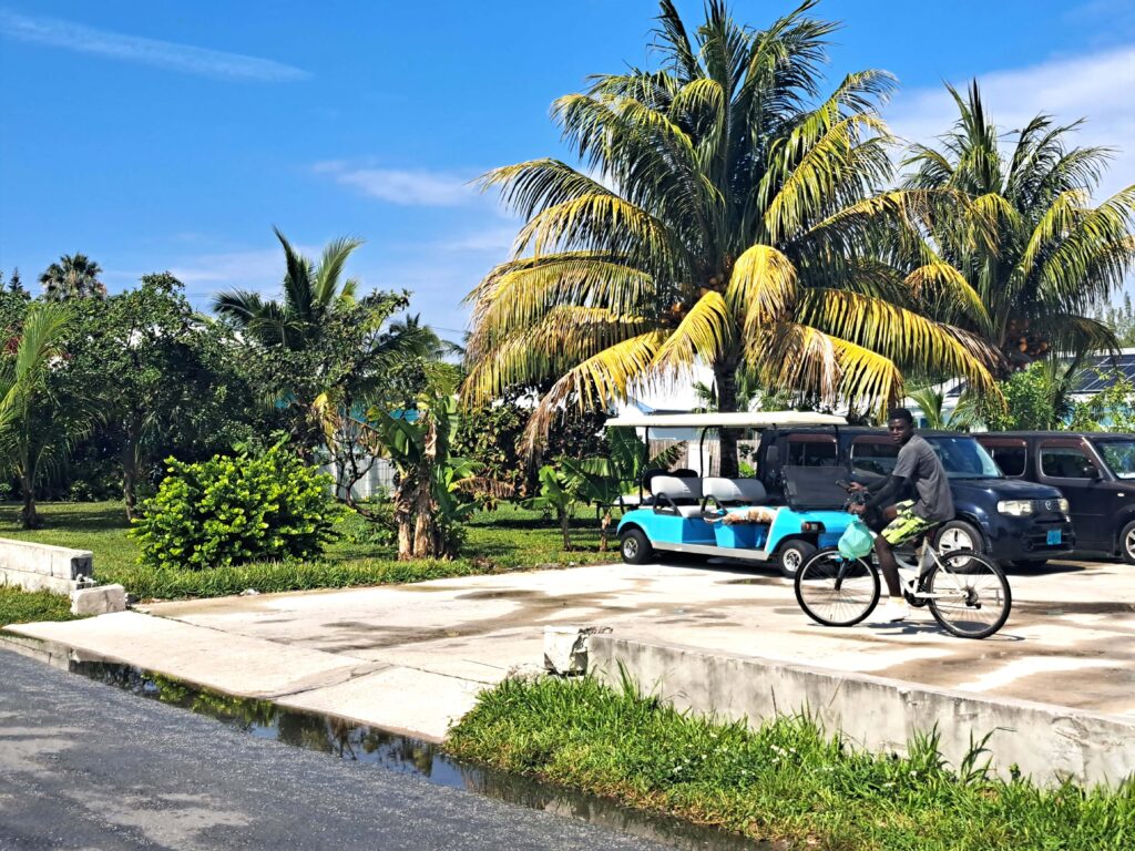 Viele Einheimische fahren Fahrrad. Die Insel ist so klein, dass ein Fahrrad mehr als ausreichend ist.