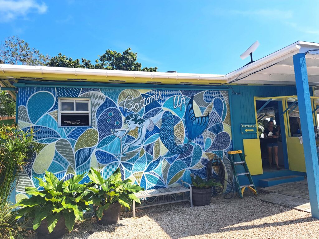 Standbar Bottom Up mit bunter Fassade.