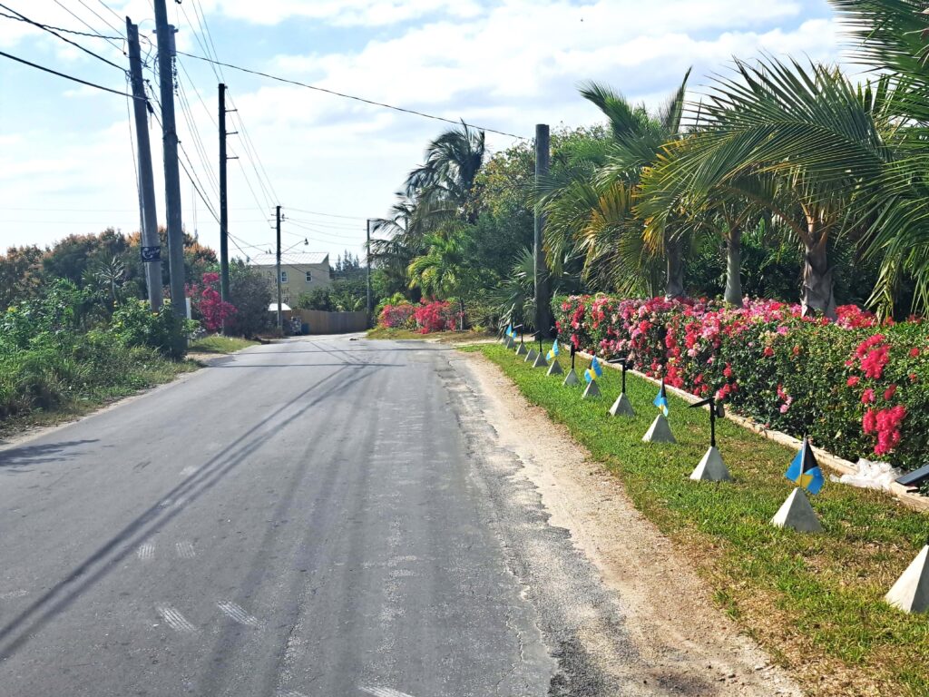 Bahamasflaggen säumen den Strassenrand