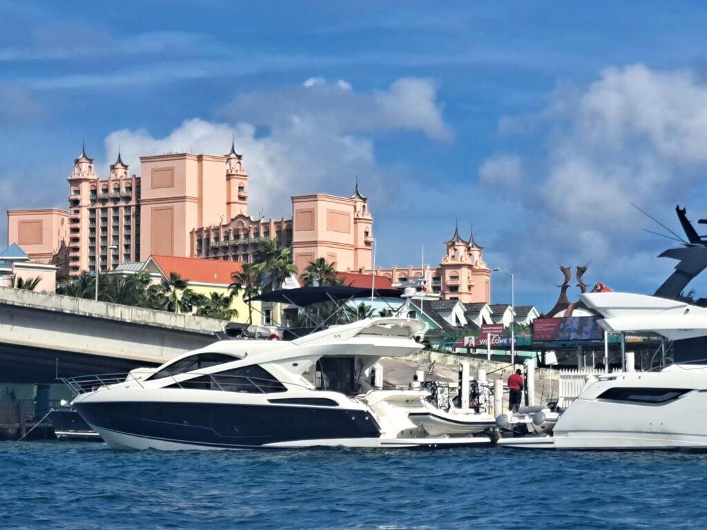 Yacht vor Atlantis Resort