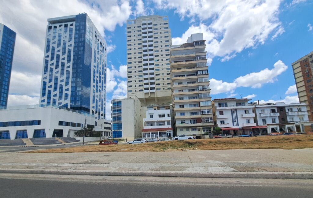 Der Tourismus ist die wichtigste EInnahmequelle in Kuba. In Havanna gibt es zahlreiche chicke Hotels.