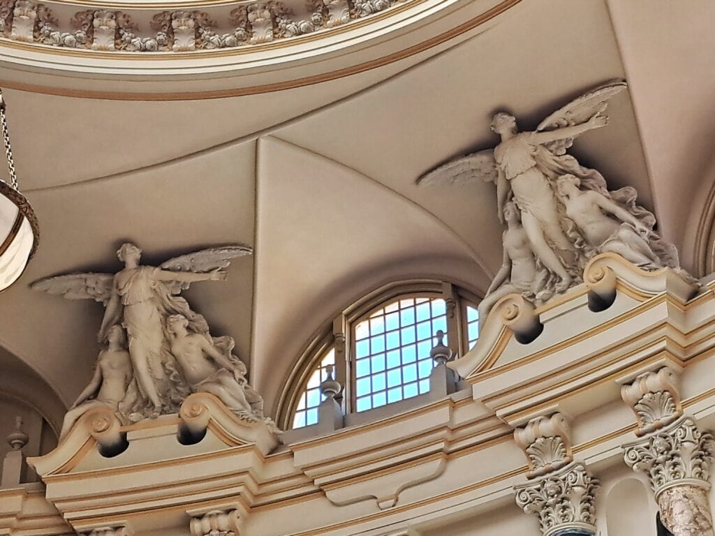 08 Nahaufnahme Skulphtur Decke