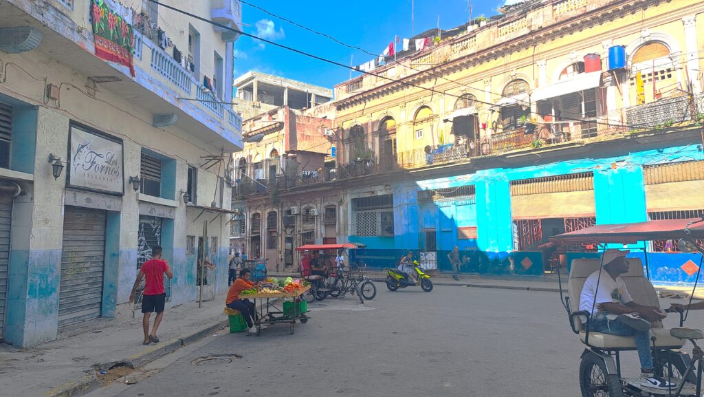 Insgesamt ist das Straßenbild in Havanna sauber, Fahrradrikschas sind vor allem in Havanna Central anzutreffen.