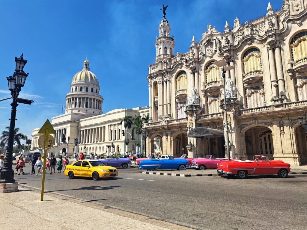Oldtimer - vor allem Cabriolets - dafür ist Havanna weltbekannt.