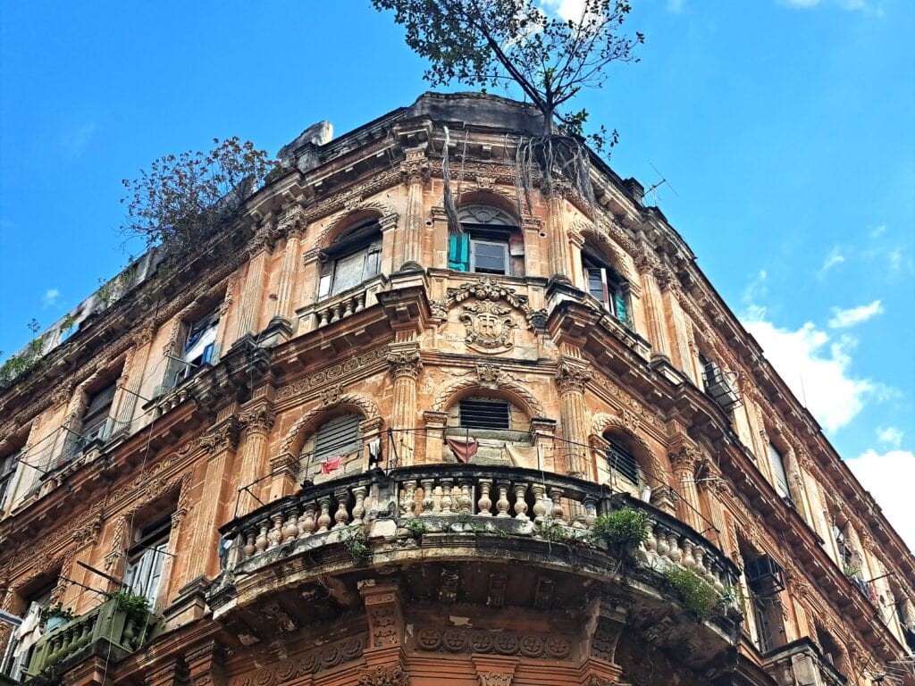 Man sieht den Reichtum vergangener Zeiten - heute verfallen die Fassaden, nur sehr wenig wird restauriert.