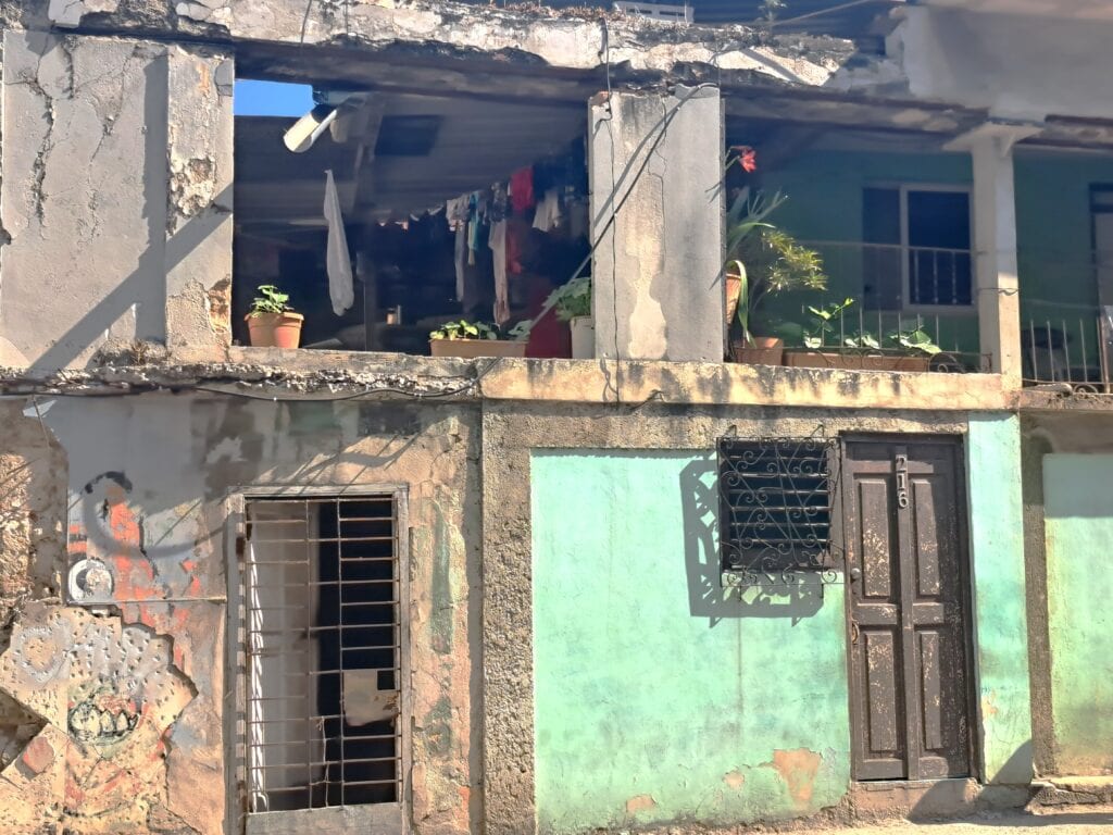 Selbst verfallene Gebäude Teile werden von der Stadtbevölkerung von noch genutzt