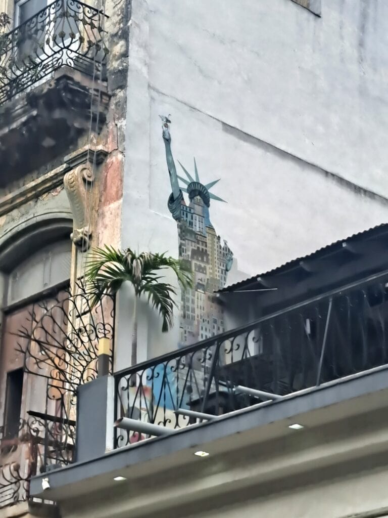 Schnppschuß eines lokalen Künstlers mit Interpretation von Lady Liberty.