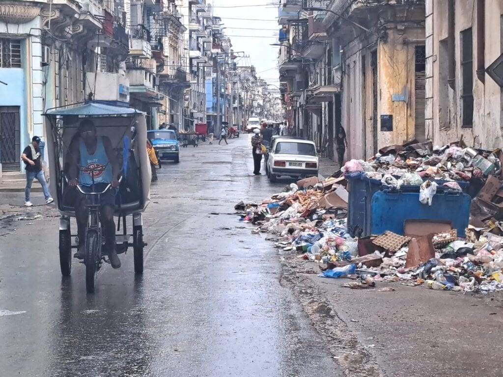 Die EInwohner tragen den Müll zusammen, aber die Müllabfuhr kommt nur unregelmäßig. Treibstoffmangel, wie man uns versichert hat.