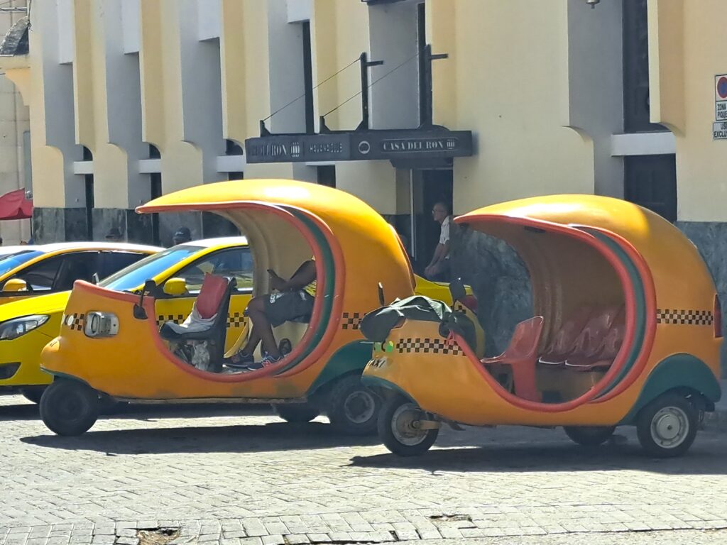 Motrradtaxi, auch solch moderne Gefährte findet man in der Hauptstadt von Kuba.